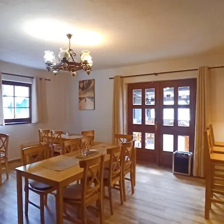 U Kostela بيت ضيافة Mláka